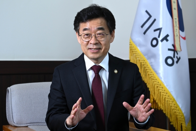 Administrator Chang Dong-eon of the Korea Meteorological Administration speaks during an interview with The Korea Herald at the KMA headquarters in Dongjak-gu, southern Seoul on Oct. 29. (Im Se-jun/The Korea Herald)