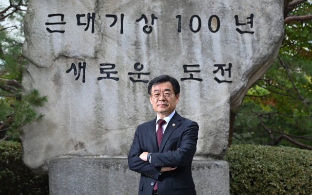 Administrator Chang Dong-eon of the Korea Meteorological Administration poses during an interview with The Korea Herald at the KMA headquarters in Dongjak-gu, southern Seoul on Oct. 29. (Im Se-jun/The Korea Herald)