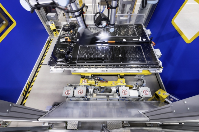 On Oct. 22, Mercedes-Benz’s Hedelfingen facility showcased its highly automated assembly process for EQS and EQE battery packs to visiting Korean reporters, a system that the company claims enhances quality and consistency. (Mercedes-Benz)