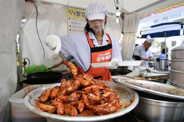 A vendor sells mandu at the Wonju Mandu Festival, which took place from Oct. 25 to 27 in Wonju, Gangwon Province. (Wonju City)