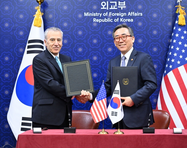 Foreign Minister Cho Tae-yul (right) and US Ambassador to South Korea Philip Goldberg shake hands after signing a defense cost-sharing agreement in Seoul on Monday. (Yonhap)