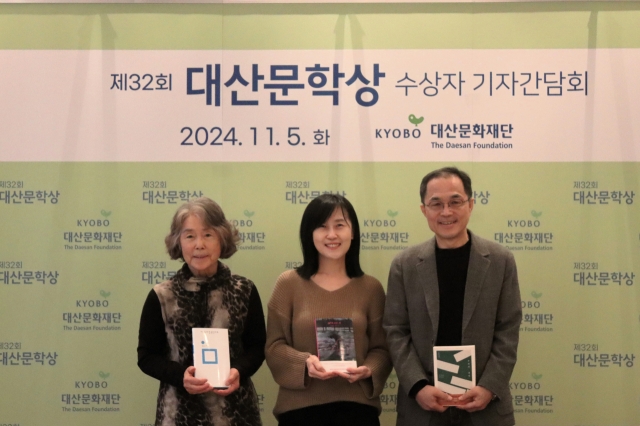 From left: Poet Kang Eun-gyo, novelist Kim Hee-sun and literary critic Seo Young-chae pose for a group photo during the 32nd Daesan Literary Awards Tuesday in Seoul. (Daesan Foundation)