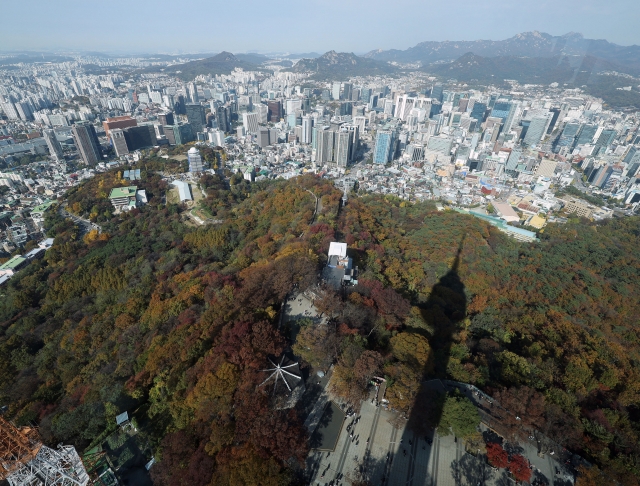 Namsan in central Seoul is partly covered with autumn leaves on Tuesday. (Yonhap)