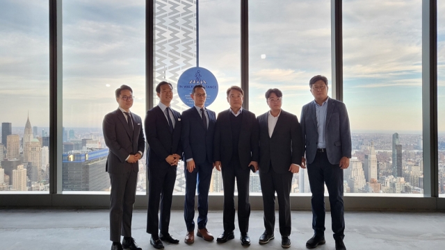 Daewoo E&C Vice Chairman Jung Jin-haeng (fourth from left) and other company officials pose during a meeting with Brookfield Asset Management in New York on Oct. 31. (Daewoo E&C)