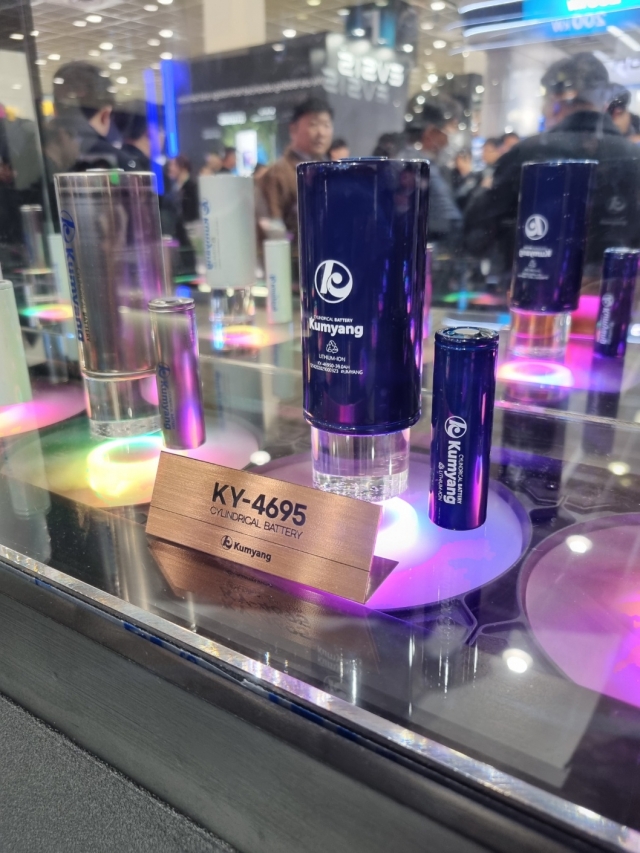 Kumyang's 4695 cylindrical battery cells are on display at InterBattery 2024 at Coex in Seoul, March 6. (Kan Hyeong-woo/The Korea Herald)