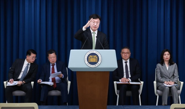 Senior Presidential Secretary for Civil Affairs Jang Sang-yoon (from left), Senior Presidential Secretary for Economic Affairs Park Chun-sup, President Yoon Suk Yeol's policy aide Sung Tae-yoon, Senior Presidential Secretary for Science and Technology Park Sang-ook and Senior Presidential Secretary for Population Policy You Hye-mi attend a press briefing to discuss Yoon's policy achievements on Tuesday. (Yonhap)