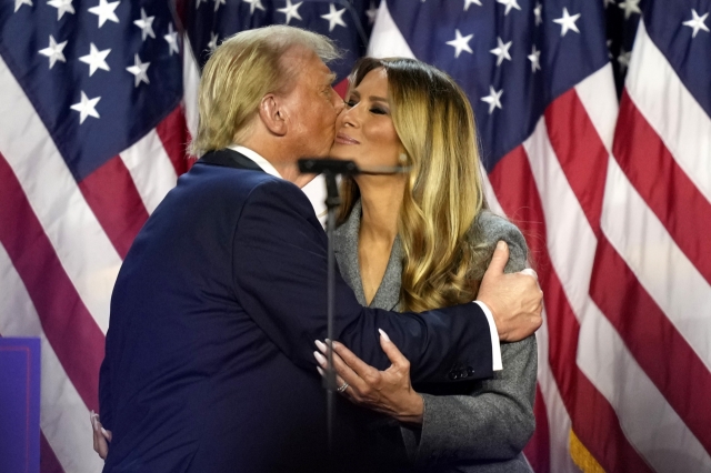 Republican flag-bearer President Donald Trump (left) kisses Melania Trump at an election night watch party in West Palm Beach, Fla. (AP-Yonhap)