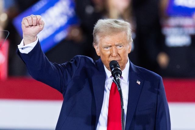 Donald Trump raises his fist as he speaks during a campaign rally at the J.S. Dorton Arena in Raleigh, North Carolina. (AFP-Yonhap)