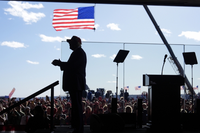 Republican presidential nominee former President Donald Trump departs after speaking during a campaign rally at Dodge County Airport in Juneau, Wisconsin, Oct. 6. (AP-Yonhap)