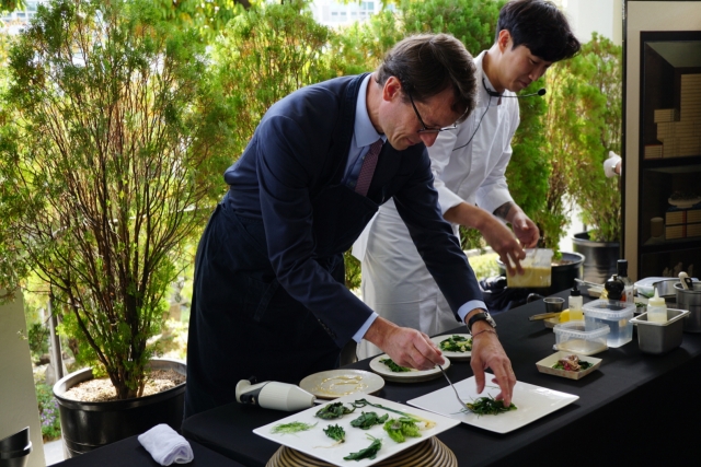 Philippe Bertoux, French Ambassador to Korea, prepares a dish that incorporates French beef during an event held to mark the the resumption of French beef import to Korea at the French embassy in Seoul on Monday. (Kim Da-sol/The Korea Herald)