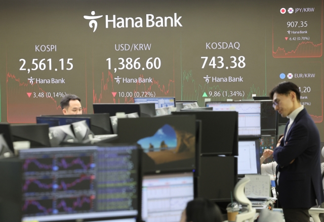 An electronic board showing the Korea Composite Stock Price Index at a dealing room of the Hana Bank headquarters in Seoul on Friday. (Yonhap)