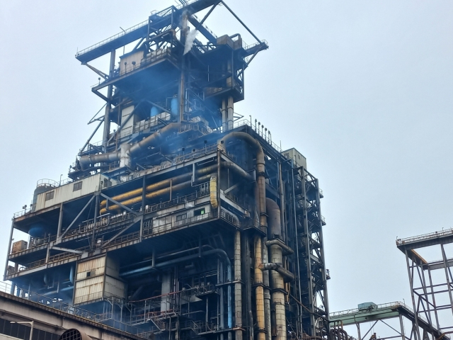 This photo shows Posco’s third Finex factory in Pohang, North Gyeongsang Province, after the fire was extinguished at 9:20 a.m., Sunday. (Yonhap)