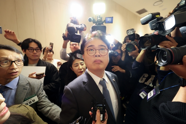 Lim Hyun-taek, the ousting chief of the Korean Medical Association, leaves the room after an emergency meeting of representatives at the association's headquarters in Yongsan-gu, central Seoul, Sunday. (Yonhap)