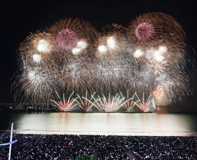 Fireworks go off at the 19th Busan Fireworks Festival at Gwangalli Beach in Suyeong-gu, Busan, Saturday. (Yonhap)