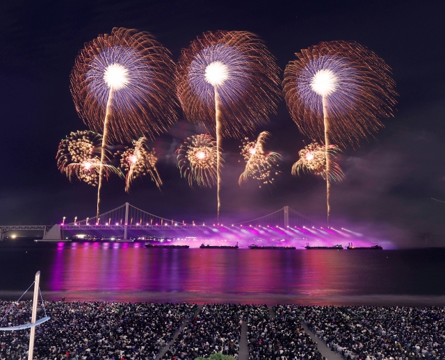 Fireworks light up the night's sky at the 19th Busan Fireworks Festival at Gwangalli Beach in Suyeong-gu, Busan, Saturday. (Yonhap)