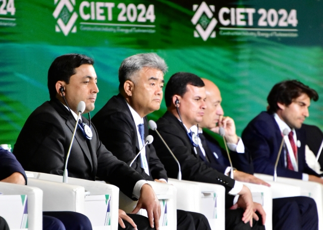 Daewoo E&C Chairman Jung Won-ju (second from left) and Baymyrat Annamammedov (first from left), Turkmenistan's deputy prime minister for construction, industry and electric power industry attend CIET2024 in Ashgabat, Turkmenistan, on Nov. 5. (Daewoo E&C)