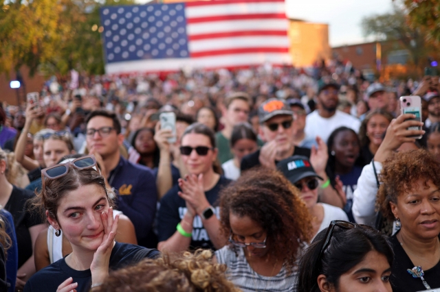 A supporter cries as US Vice President Democratic presidential candidate Kamala Harris delivers her concession speech at Howard University in Washington, DC, on November 6, 2024. Donald Trump won a sweeping victory on November 6, 2024 in the US presidential election, defeating Kamala Harris to complete an astonishing political comeback that sent shock waves around the world. (Yonhap-AFP)