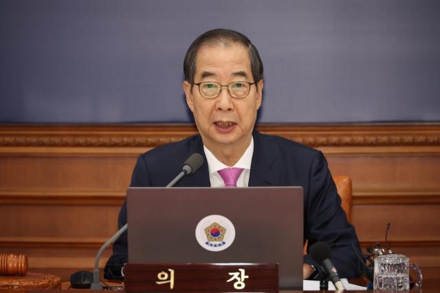 Prime Minister Han Duck-soo speaks during a Cabinet meeting held at the Seoul Government Complex in Seoul on Tuesday. (Yonhap)