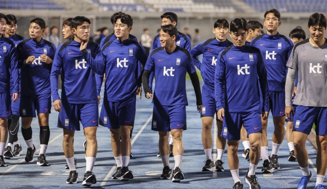 Members of the South Korean men's national football team prepare for a training session at Abdullah Al-Khalifa Stadium in Kuwait City on Monday, ahead of a World Cup qualifying match against Kuwait. (Yonhap)