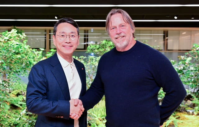 LG Electronics CEO Cho Joo-wan (left) shakes hand with Tenstorrent CEO Jim Keller at the LG Twin Towers in Seoul earlier this month. (LG Electronics)