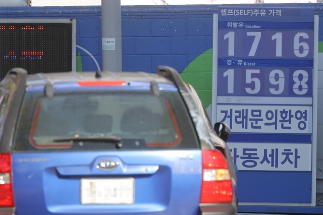 A signboard at a gas station in Seoul shows gasoline and diesel prices on Sunday. (Yonhap)