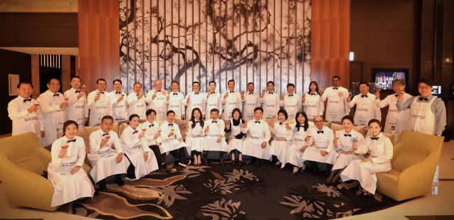 American Chamber of Commerce in Korea Chairman and CEO James Kim (front, seventh from left) poses for a photo with top executives from member companies during the CEO Servers' Night fundraising event at a Seoul hotel on Tuesday. (AmCham)