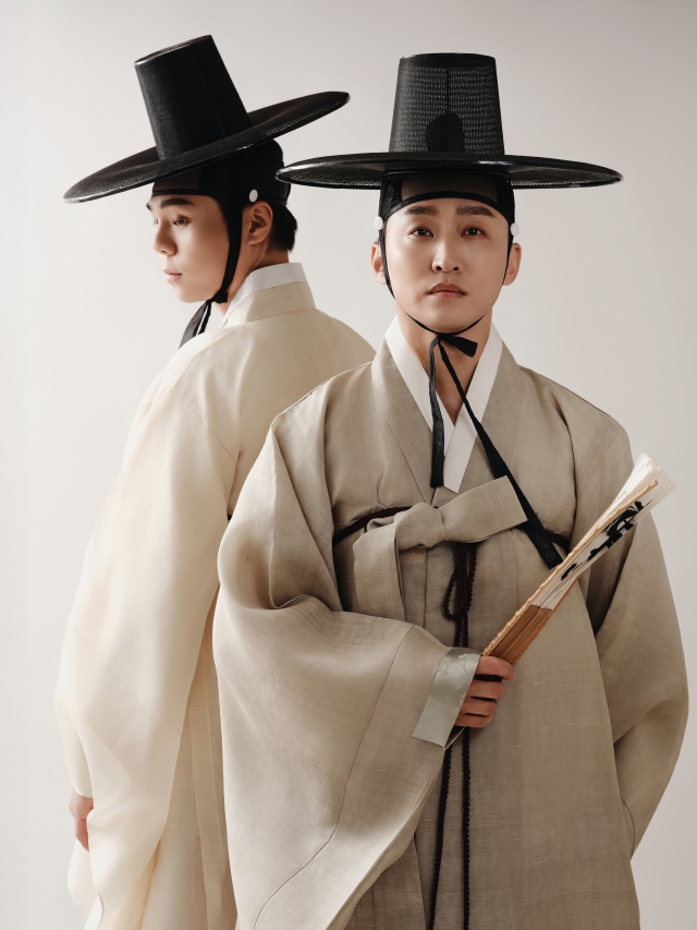 Lee Kwang-bok (right) and Kim Su-in play Lee Nal-chi in the 