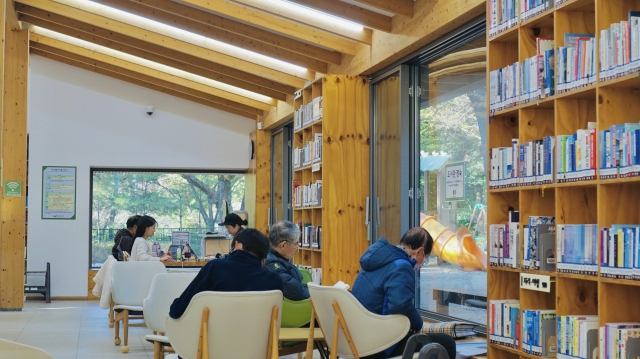 Baebongsan Forest Library (No Kyung-min/The Korea Herald)