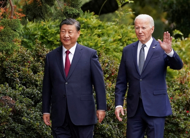 FILE PHOTO: U.S. President Joe Biden waves as he walks with Chinese President Xi Jinping at Filoli estate on the sidelines of the Asia-Pacific Economic Cooperation summit, in Woodside, California, US, November 15. REUTERS/Kevin Lamarque//File Photo