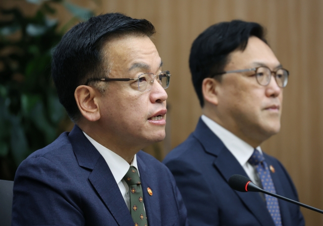 Finance Minister Choi Sang-mok (L), who doubles as the deputy prime minister for economic affairs, speaks during a meeting with other economic policymakers in Seoul on Nov. 8 in this pool photo. (Yonhap)