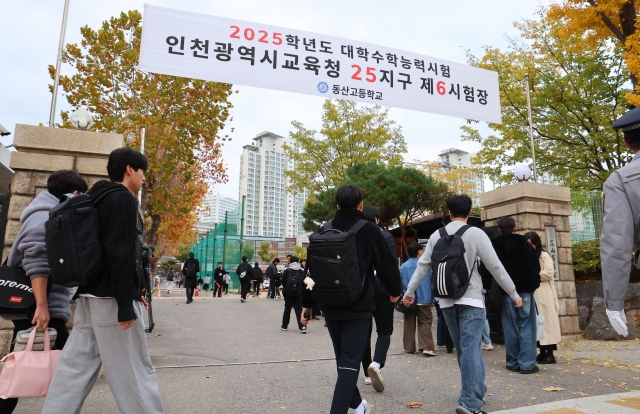 Students enter testing sites in Incheon, just west of Seoul, to take the 2025 College Scholastic Ability Test on Nov. 14 Thursday. (Yonhap)