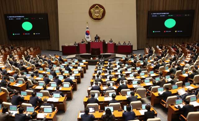 The National Assembly passes on Thursday bill to compensate South Koreans for damages caused by North Korean trash balloons. (Yonhap)