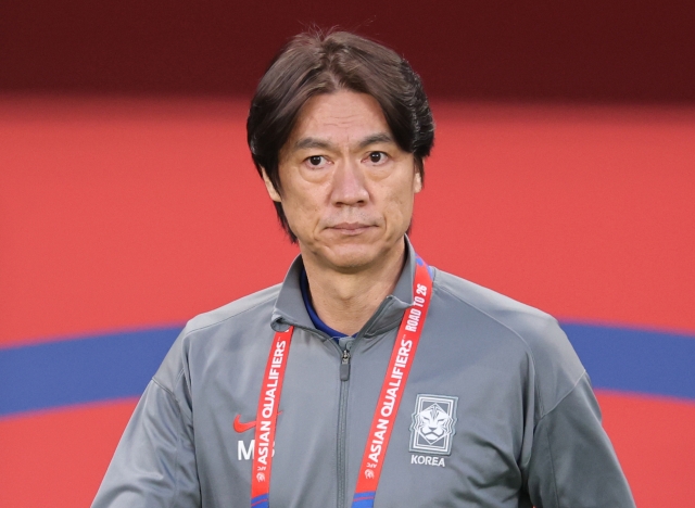 South Korea head coach Hong Myung-bo awaits the start of his team's Group B match against Kuwait in the third round of the Asian World Cup qualification at Jaber Al-Ahmad International Stadium in Kuwait City on Nov. 14, Thursday. (Yonhap)