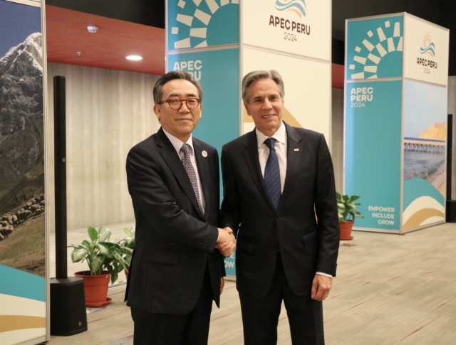 Foreign Minister Cho Tae-yul (left) and US Secretary of State Antony Blinken meet on the margins of the Asia Pacific Economic Cooperation meeting in Lima, Peru, on Nov. 14, Thursday, in this photo provided by Cho's office. (Yonhap)