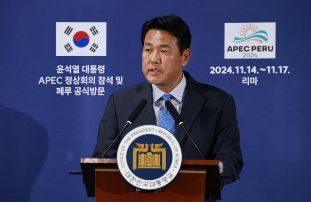 Principal deputy national security adviser Kim Tae-hyo explains President Yoon Suk Yeol's plan to attend the Asia-Pacific Economic Cooperation summit during a press briefing in Lima, Peru, Thursday. (Yonhap)