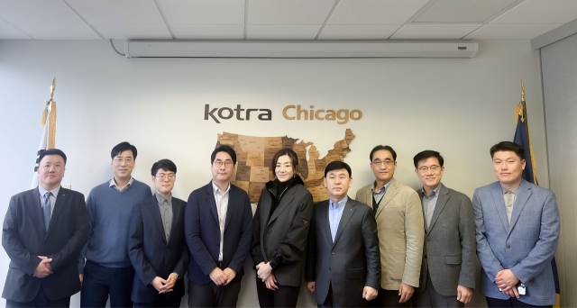 Hanjin Logistics President and Chief Marketing Officer Emily Cho (fifth from left) and CEO Noh Sam-seok (sixth from left) pose for a photo at KOTRA's Chicago office earlier this month. (Hanjin Logistics)