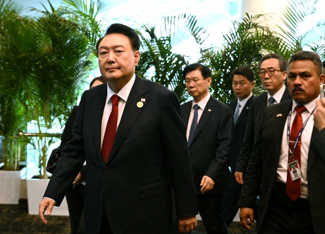 President Yoon Suk Yeol (left) heads to a conference room at a hotel in Lima, Peru on Friday, to meet Chinese President Xi Jinping on the sidelines of the Asia-Pacific Economic Cooperation summit. (Yonhap)