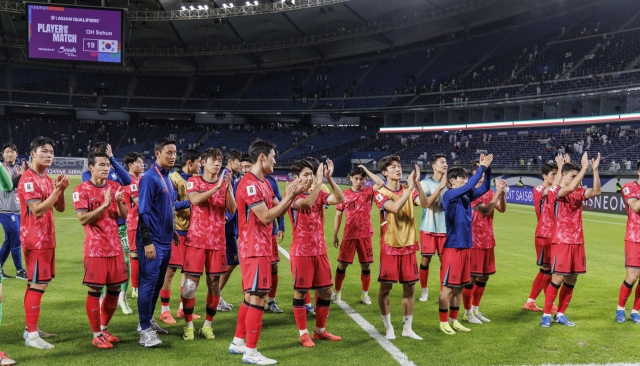 South Korean players and coaches acknowledge the crowd after beating Kuwait 3-1 in the teams' Group B match in the third round of the Asian World Cup qualification at Jaber Al-Ahmad International Stadium in Kuwait City on Thursday. (Yonhap)