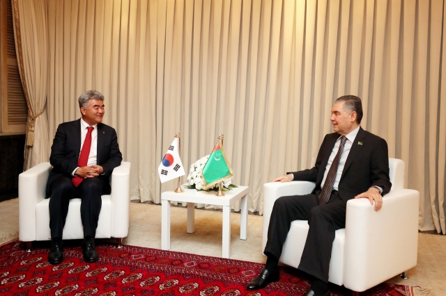 Daewoo E&C Chairman Jung Won-ju (left) engages in discussions with Turkmenistan President Gurbanguly Berdimuhamedov during the president's visit to South Korea in November 2022. (Daewoo E&C)