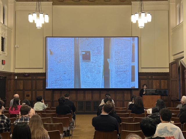 A scholar gives a talk during the K-Pop: Musical Production and Consumption conference at Yale University in New Haven, Connecticut, Friday. (Kim Jae-heun/The Korea Herald)