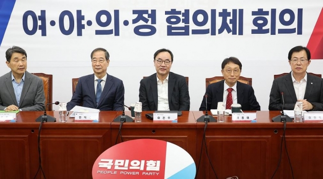 Prime Minister Han Duck-soo (second from left) and other representatives of a consultative body on a doctors' walkout attend the second meeting of the three-way body consisting of the ruling People Power Party, the government and doctors' groups at the National Assembly in Seoul on Sunday. (Yonhap)