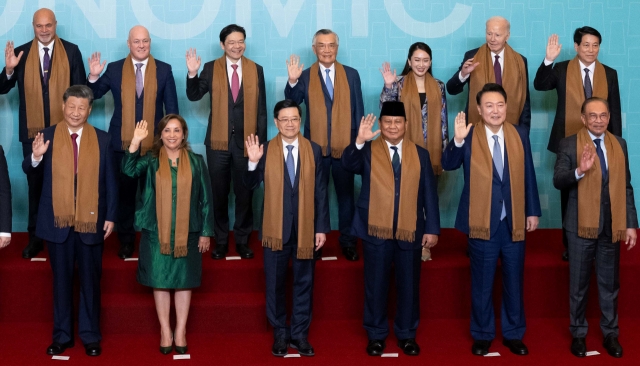 President Yoon Suk Yeol (2nd from right at bottom) and other leaders of the Asia-Pacific Economic Cooperation (APEC) members pose for a photo during a closing ceremony of the APEC summit at the Lima Convention Center in Lima, Peru, on Nov. 17, Sunday. (Yonhap)