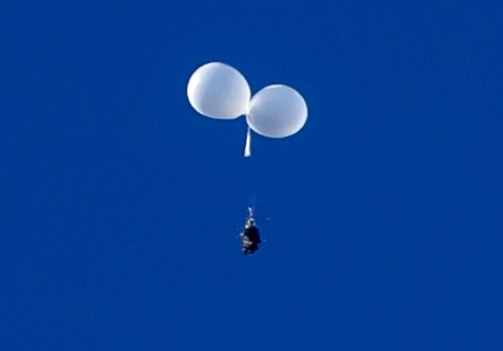 This Oct. 2, file photo shows balloons carrying trash flying above the Seoul district of Jung-gu after being launched by North Korea. (Yonhap)