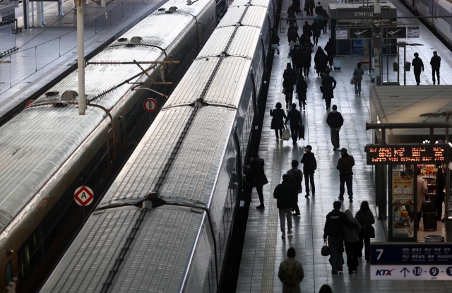 This photo shows Seoul Station in the capital on Nov. 18, Monday, after the Korean Railway Workers' Union launched a work-to-rule protest. (Yonhap)