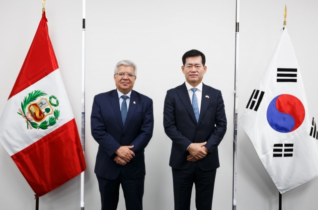 Defense Acquisition Program Administration Minister Seok Jong-gun (right) and Peru's Defense Minister Walter Astudillo pose for a photo after holding talks in Lima on Nov. 16, 2024, in this photo provided by DAPA. (Yonhap)