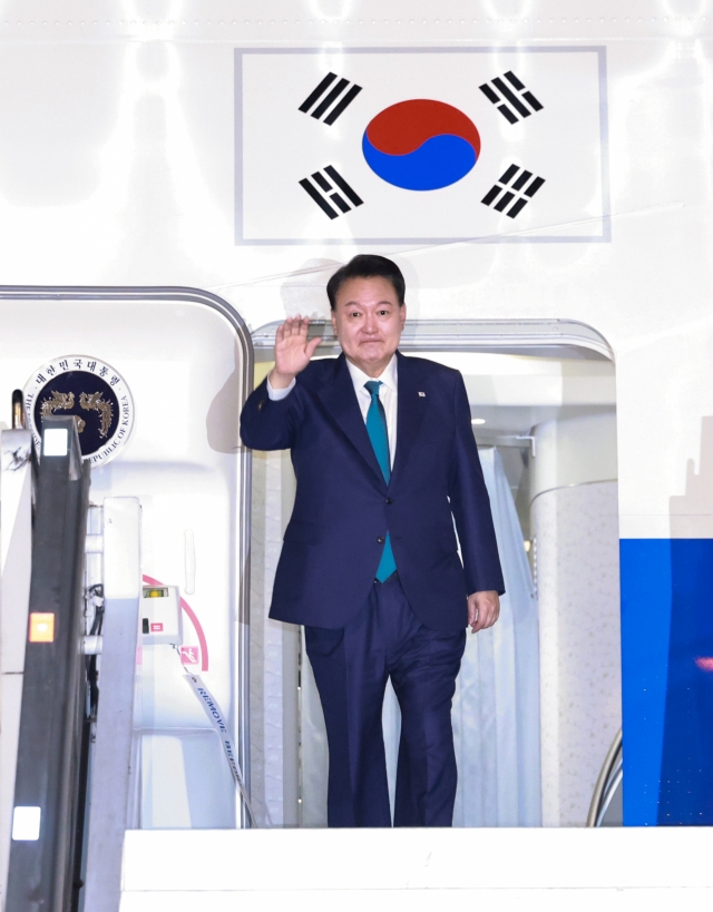 President Yoon Suk Yeol waves upon arriving at an air base in Rio de Janeiro, Brazil, on Nov. 17, Sunday. (Yonhap)