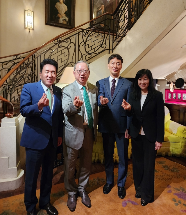 From left: Hana Financial Group Chairman Ham Young-joo, Hong Kong Trade Development Council Chairman Peter Lam, Korea’s Financial Supervisory Service Gov. Lee Bok-hyun and Hong Kong Trade Development Council Executive Director Margaret Fong pose during a meeting in Hong Kong on Thursday. (Hana Financial Group)