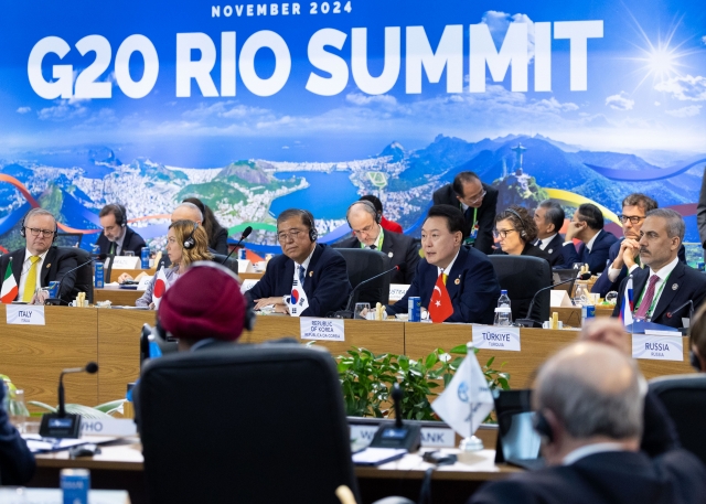 President Yoon Suk Yeol (second from right) attends a session of the Group of 20 summit in Rio de Janeiro, Brazil, on Monday. (Yonhap)