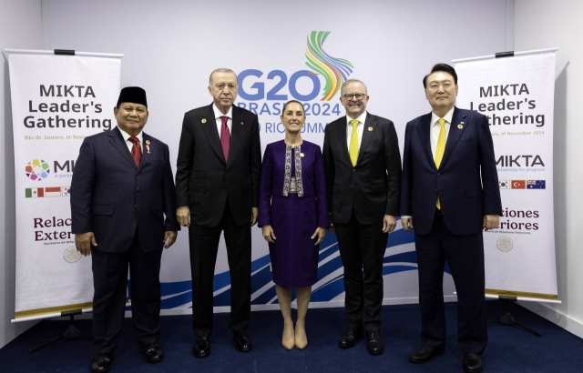 (From right to left) South Korean President Yoon Suk Yeol, Australian Prime Minister Anthony Albanese, Mexican President Claudia Sheinbaum, Turkish President Recep Tayyip Erdogan, and Indonesian President Prabowo Subianto pose for a photo after the MIKTA Leaders' meeting held on the sidelines of the Group of 20 summit in Rio de Janeiro, Brazil, on Monday. (Yonhap)