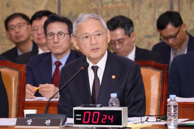 Yu In-chon, minister of culture, sports and tourism, speaks during a plenary session for the Culture, Sports and Tourism Committee of the National Assembly in Seoul, Nov. 11. (Yonhap)